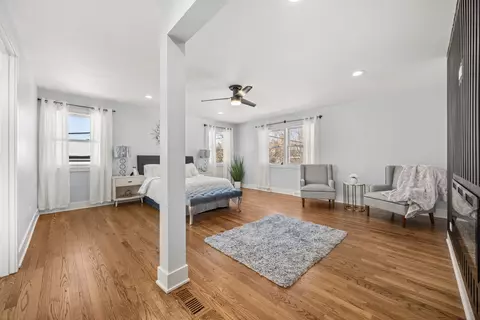 Bedroom - 1000 Delles Rd, Wheaton, IL 60189 photo 1 of 4