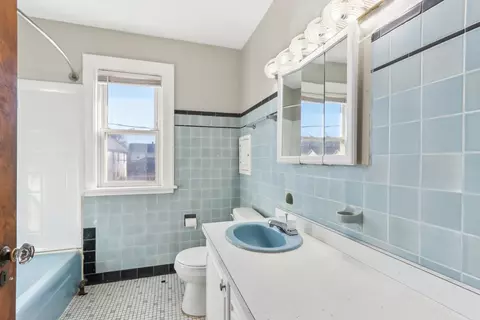 Bath - 403 Watson St, Aurora, IL 60505 photo 1 of 2