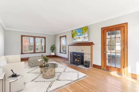 Living - 403 Watson St, Aurora, IL 60505 photo 2 of 11