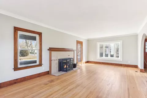 Living - 403 Watson St, Aurora, IL 60505 photo 4 of 11