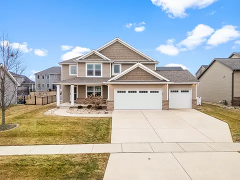 1124 Willow Creek Dr, Bloomington, IL 61705