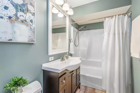 Bath - 1 Whaler Ct, Third Lake, IL 60030 photo 2 of 2