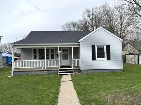 314 S Elm St, Arthur, IL 61911