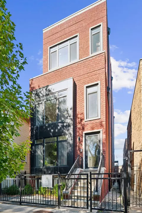 836 W Barry Ave #2, Chicago, IL 60657