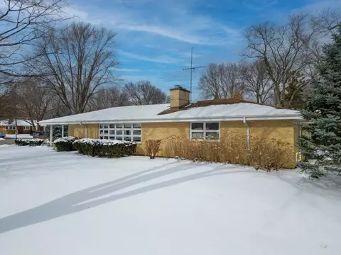 2301 S Westwood Ln, Palatine, IL 60067