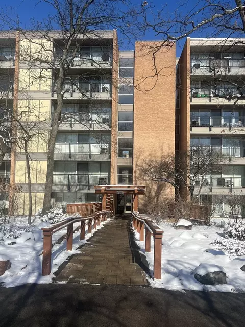 6010 Oakwood Dr #4K, Lisle, IL 60532