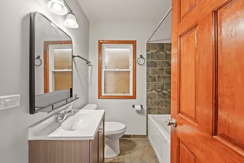 Bath - 7313 S Artesian Ave, Chicago, IL 60629 photo 1 of 3