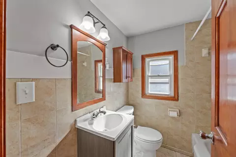 Bath - 7313 S Artesian Ave, Chicago, IL 60629 photo 3 of 3