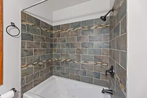 Bath - 7313 S Artesian Ave, Chicago, IL 60629 photo 2 of 3