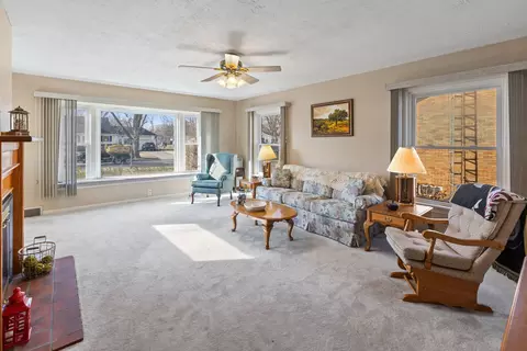 Living - 680 S Fraser Ave, Kankakee, IL 60901 photo 1 of 2