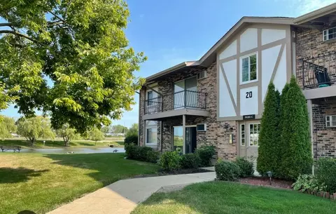 9 S201 Lake Dr #110, Willowbrook, IL 60527