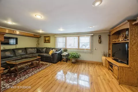 Living - 8129 S Oketo Ave, Bridgeview, IL 60455 photo 4 of 5