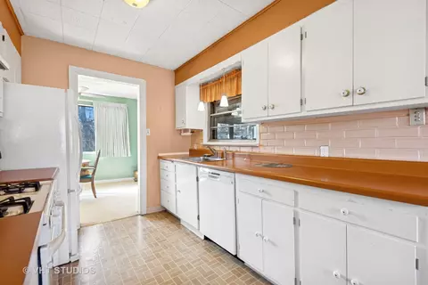 Kitchen - 1604 E Willow Ave, Wheaton, IL 60187 photo 1 of 2