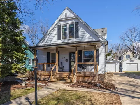 214 Willard Ave, Bloomington, IL 61701