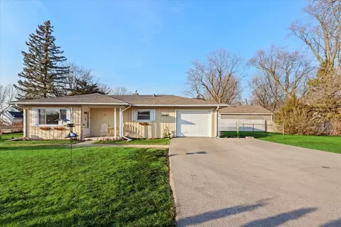 251 Hickory Dr, Crystal Lake, IL 60014