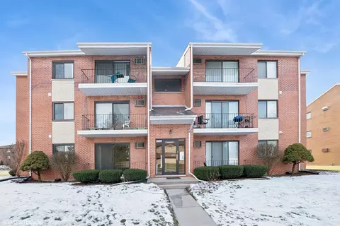 7305 W 157th St #1A, Orland Park, IL 60462