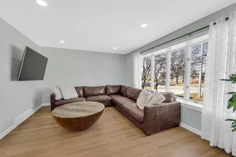 422 E Harrison St, Elmhurst, IL 60126 photo 9