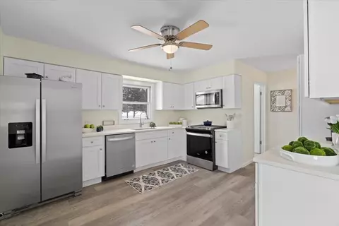 Kitchen - 1000 Fortress Dr, Mchenry, IL 60050 photo 1 of 2