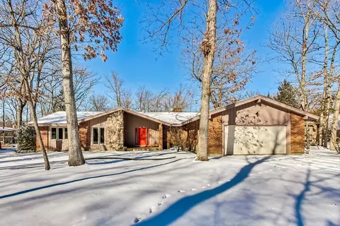 6 Bristol Ct, Lincolnshire, IL 60069