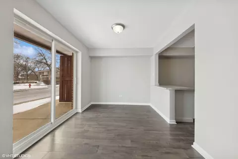 Living - 1500 Robin Cir #115, Hoffman Estates, IL 60169 photo 1 of 5