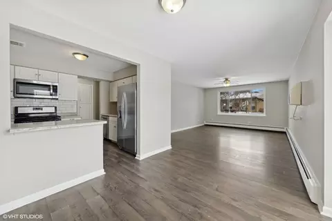Living - 1500 Robin Cir #115, Hoffman Estates, IL 60169 photo 4 of 5