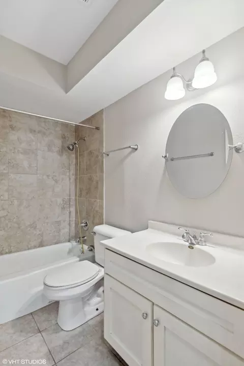 Bath - 1500 Robin Cir #115, Hoffman Estates, IL 60169 photo 1 of 2