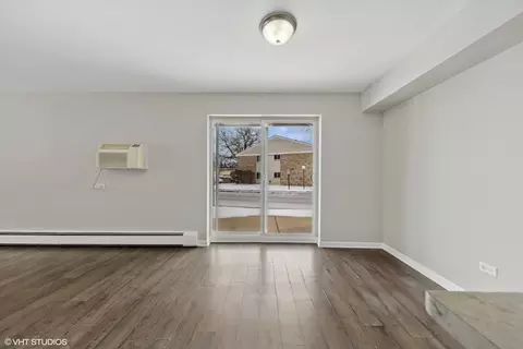 Living - 1500 Robin Cir #115, Hoffman Estates, IL 60169 photo 2 of 5