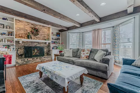 Living - 196 N Lyle Ave, Elgin, IL 60123 photo 2 of 3