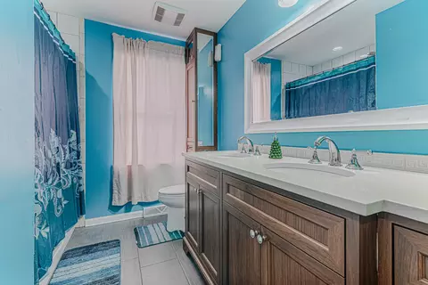 Bath - 196 N Lyle Ave, Elgin, IL 60123 photo 2 of 3