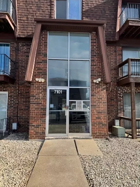 7101 166th St #2C, Tinley Park, IL 60477