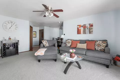 Living - 305 Walters Ln #2B, Itasca, IL 60143 photo 3 of 3
