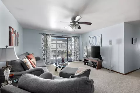 Living - 305 Walters Ln #2B, Itasca, IL 60143 photo 2 of 3