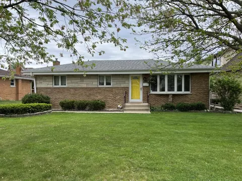6121 Hawthorne St, Rosemont, IL 60018