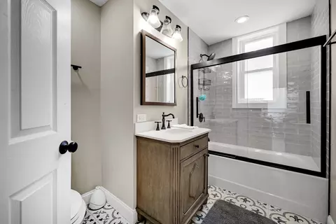 Bath - 11313 S Bell Ave, Chicago, IL 60643 photo 1 of 5