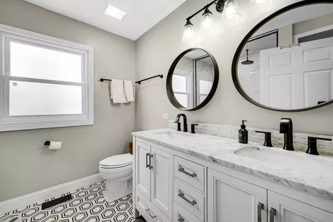 Bath - 11313 S Bell Ave, Chicago, IL 60643 photo 2 of 5