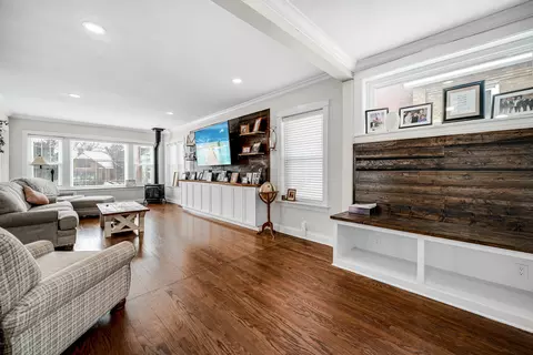 Living - 11313 S Bell Ave, Chicago, IL 60643 photo 3 of 4
