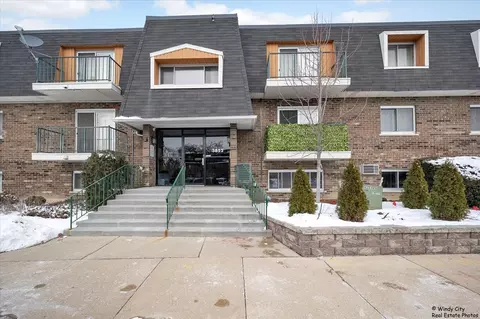 3852 S Parkway Dr #3B, Northbrook, IL 60062
