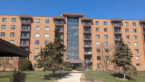 1717 W Crystal Ln #503, Mount Prospect, IL 60056