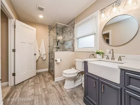 Bath - 37023 N Stanton Point Rd, Ingleside, IL 60041 photo 2 of 4