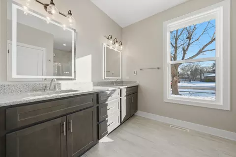 Bath - 270 Aspen Dr, Beecher, IL 60401 photo 2 of 2