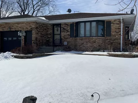 906 Carlisle Dr # B, Rochelle, IL 61068