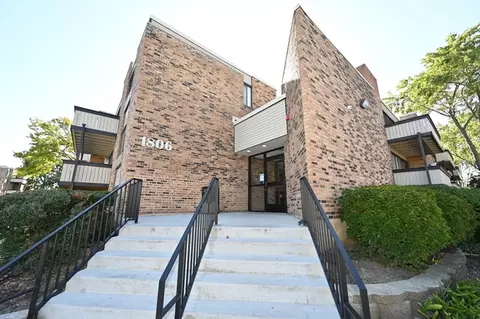 1806 N Hemlock Pl #202, Schaumburg, IL 60173