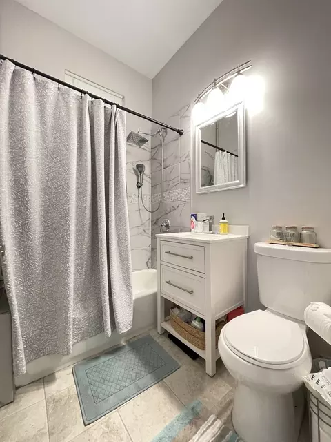 Bath - 4620 S Evans Ave, Chicago, IL 60653 photo 2 of 2