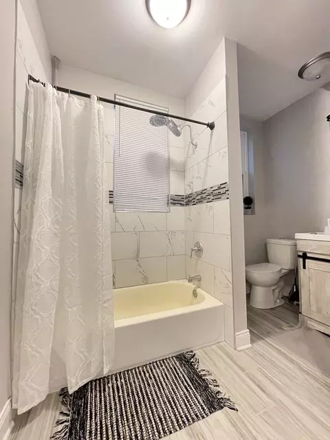 Bath - 4620 S Evans Ave, Chicago, IL 60653 photo 1 of 2