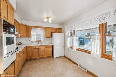 Kitchen - 7724 S Octavia Ave, Bridgeview, IL 60455 photo 1 of 2
