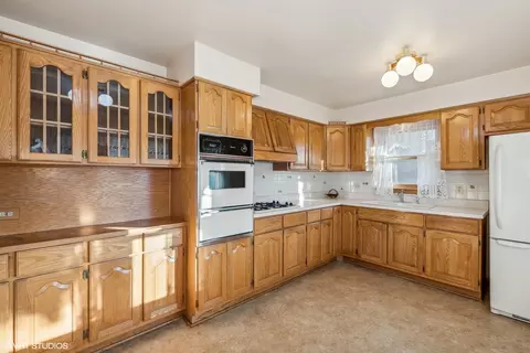 Kitchen - 7724 S Octavia Ave, Bridgeview, IL 60455 photo 2 of 2