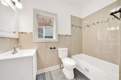 Bath - 6216 S Artesian Ave, Chicago, IL 60629 photo 2 of 3