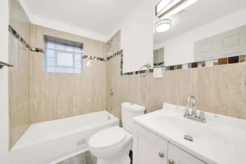 Bath - 6216 S Artesian Ave, Chicago, IL 60629 photo 1 of 3
