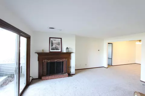 Living - 1111 E Jefferson St #3, Bloomington, IL 61701 photo 1 of 2