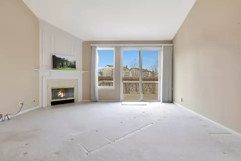 Living - 19 Brixton Ct, Algonquin, IL 60102 photo 3 of 4